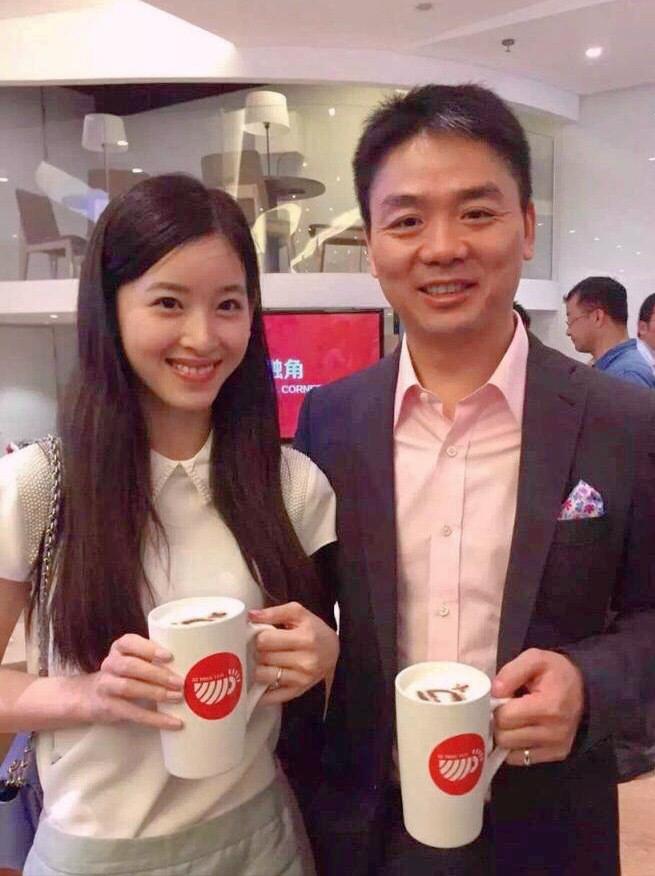 刘强东和章泽天哪一年离的婚(刘强东章泽天亲吻视频)