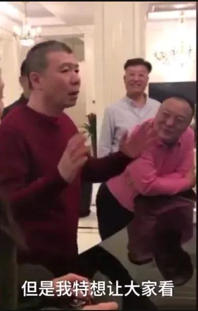苗苗大佬面前跳舞(苗苗戴帽子跳舞)插图