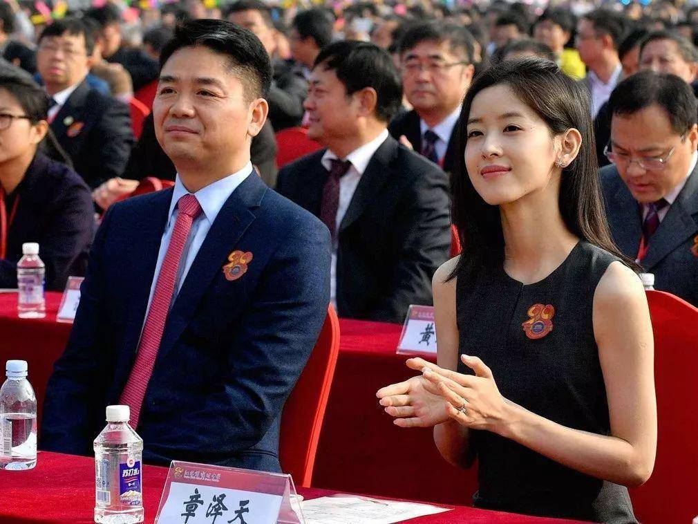 刘强东和章泽天哪一年离的婚(刘强东章泽天亲吻视频)插图