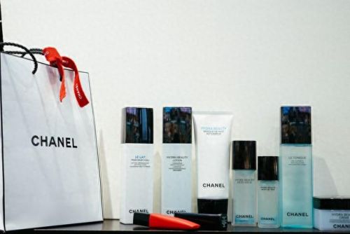 十大女性化妆品牌排行榜(中年女性化妆品套装排行榜前十名)插图