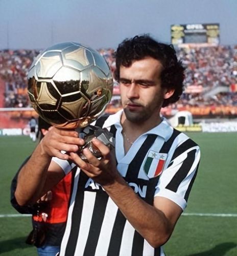 历史十大足球巨星排行榜图片(足球巨星图片)插图7 历史十大足球巨星排行榜图片(足球巨星图片)插图7