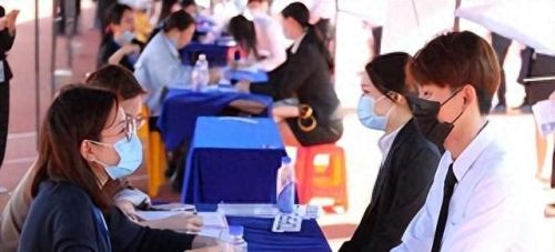 上海店员收入排名前十(上海白领工资排名)