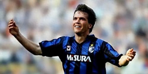 历史十大足球巨星排行榜图片(足球巨星图片)插图6 历史十大足球巨星排行榜图片(足球巨星图片)插图6