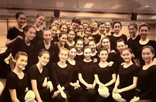 舞蹈大赛奖杯排名前十(舞蹈获奖奖杯合照)插图5