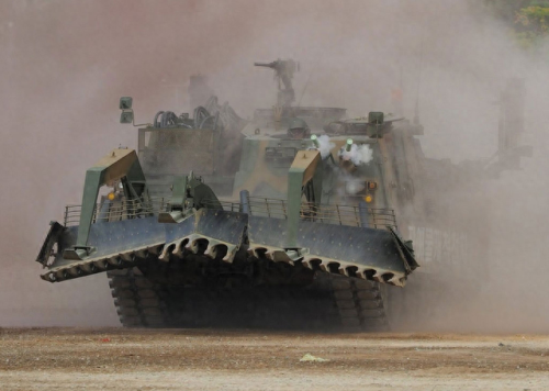 十大科幻装甲车电影排行榜(科幻坦克装甲车电影)插图12