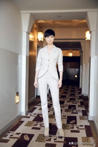 十大穿西装美女排行榜视频(美女西装模特小视频杭州)插图4