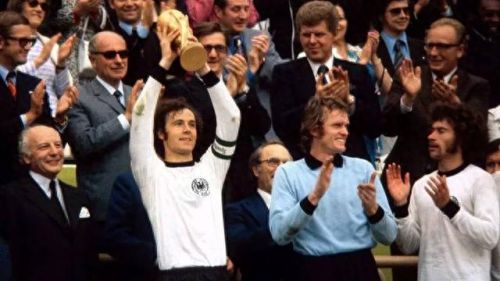 历史十大足球巨星排行榜图片(足球巨星图片)插图3 历史十大足球巨星排行榜图片(足球巨星图片)插图3