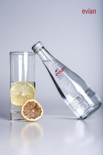 最好的矿泉水排行榜(十大奢侈品矿泉水)插图1 最好的矿泉水排行榜(十大奢侈品矿泉水)插图1