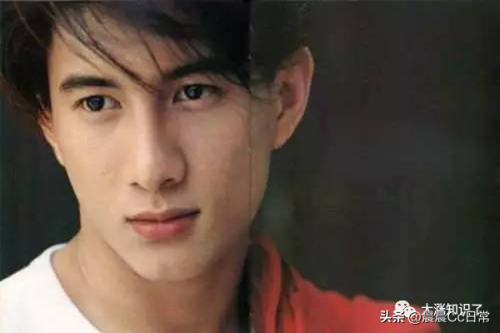 悲伤的民谣歌曲排行榜(特别伤感低沉的民谣)插图7 悲伤的民谣歌曲排行榜(特别伤感低沉的民谣)插图7