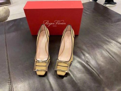 十大高跟鞋品牌排行榜(高跟鞋哪个品牌好穿)插图3 十大高跟鞋品牌排行榜(高跟鞋哪个品牌好穿)插图3