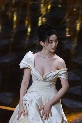 明星排行榜2017前十名女(明星人气排行榜第一名)插图15 明星排行榜2017前十名女(明星人气排行榜第一名)插图15