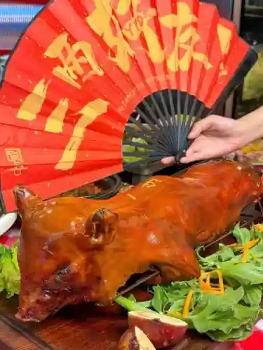 烤乳猪搭配阵容插图